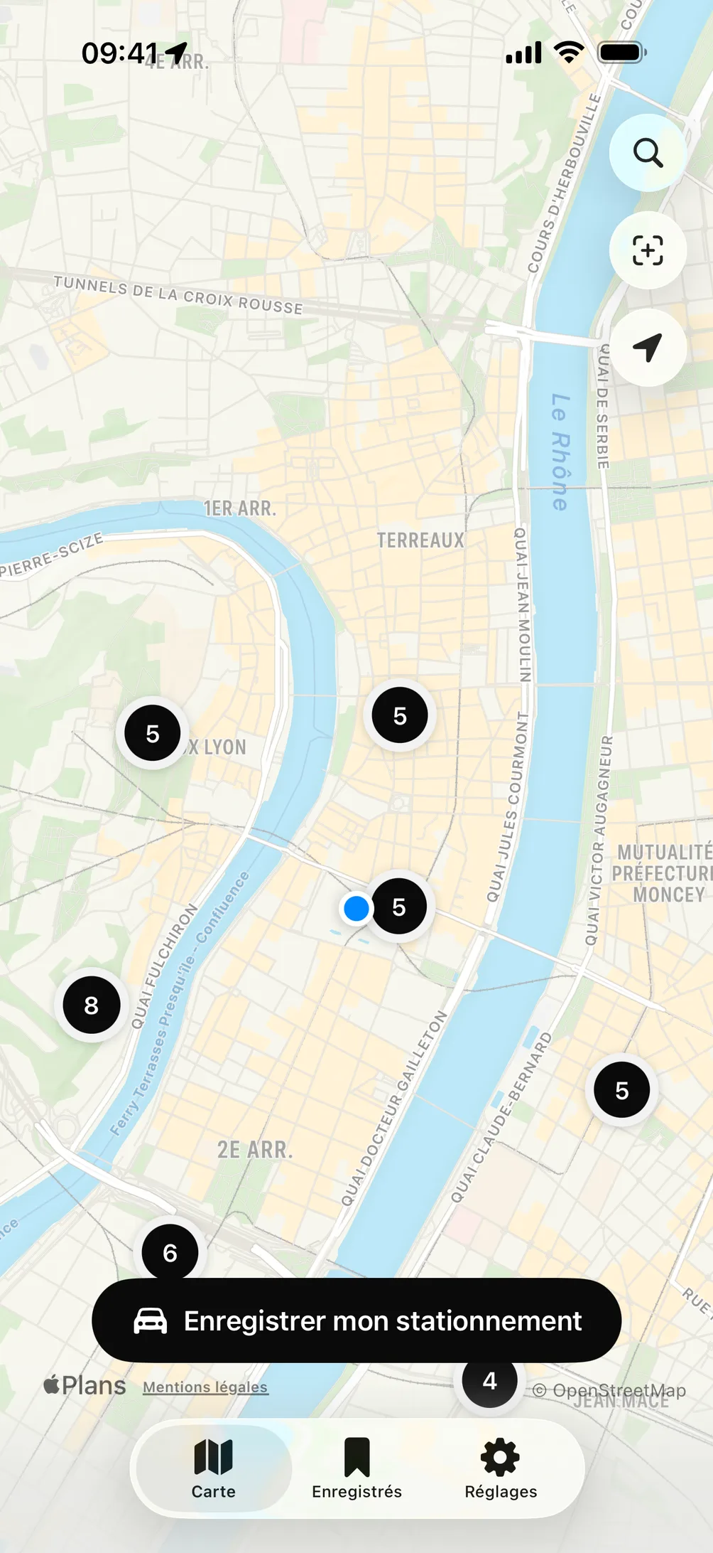 Freepark sur iPhone : les parkings gratuits autour de Lyon, chacun marqué du nombre de places qu'il compte.